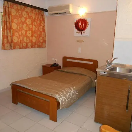 Planos Beach Aparthotel מלון 3*